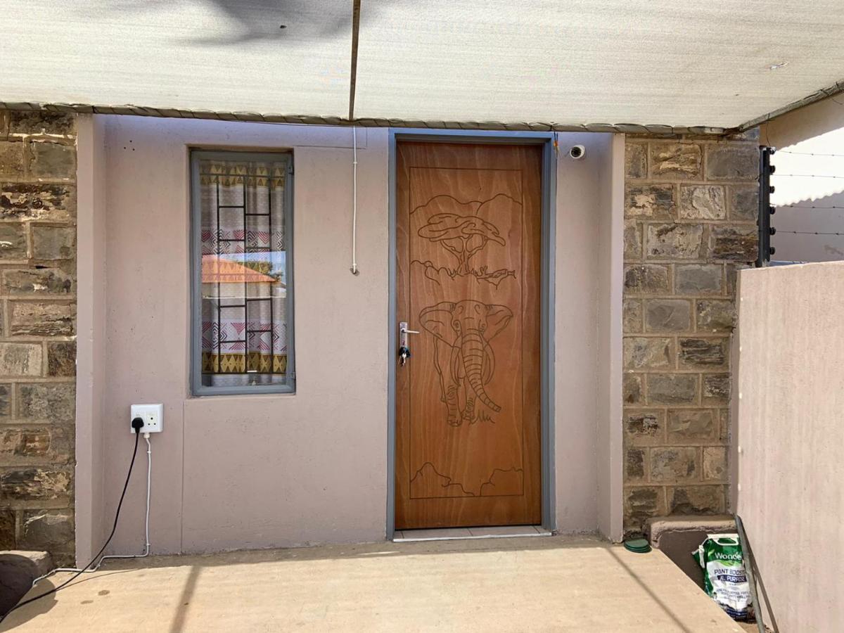 Готель Keetmanshoop Self-Catering Екстер'єр фото